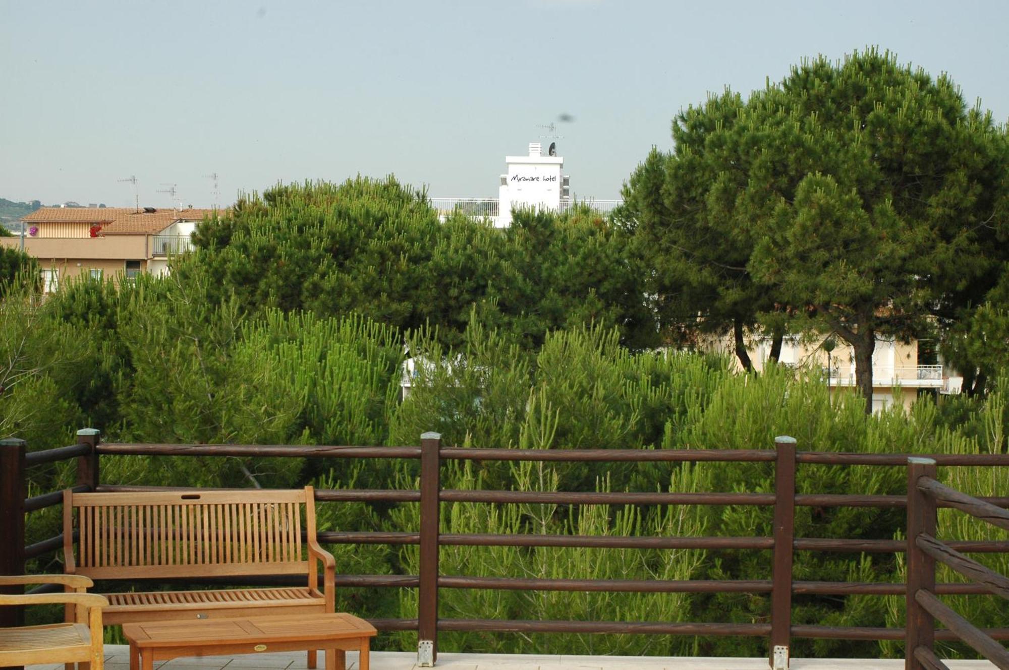 Hotel Miramare Pineto Exterior photo